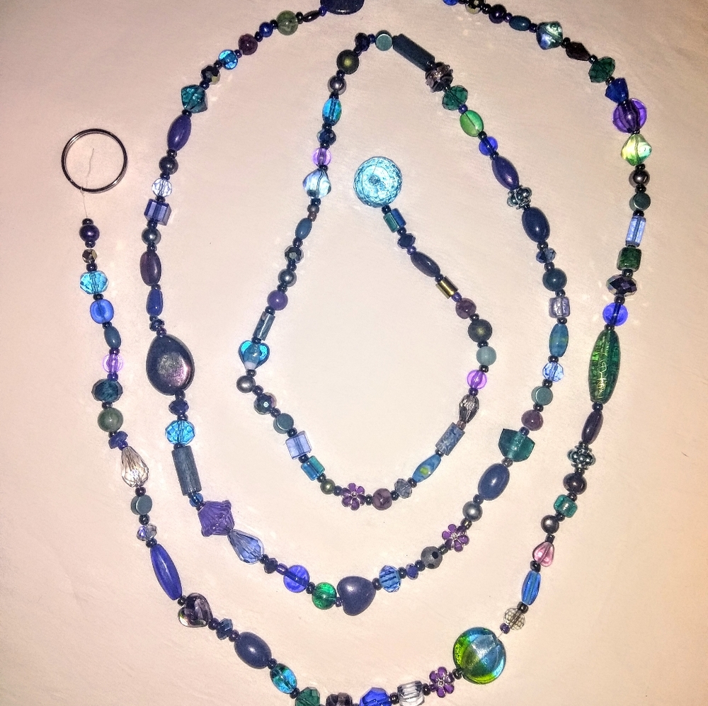 Beaded curtain strand
